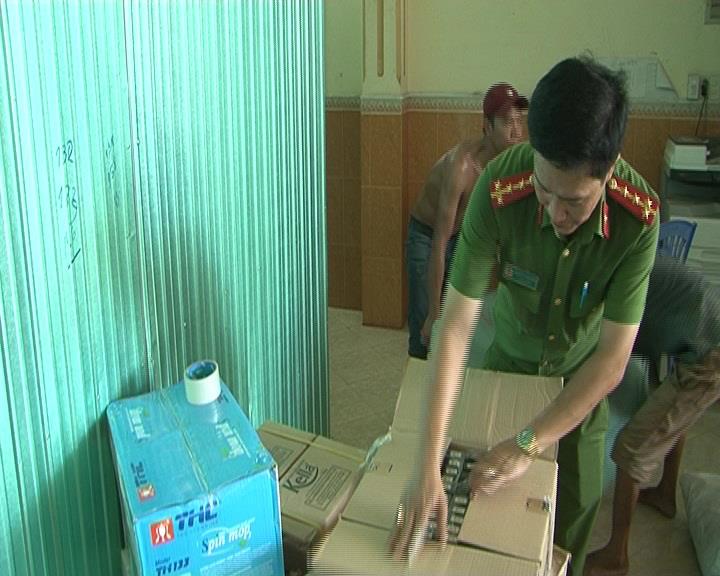 Phát hiện trên xe nhiều loại hàng hóa gồm vali, kem nhuộm tóc... Ảnh: C.A cung cấp