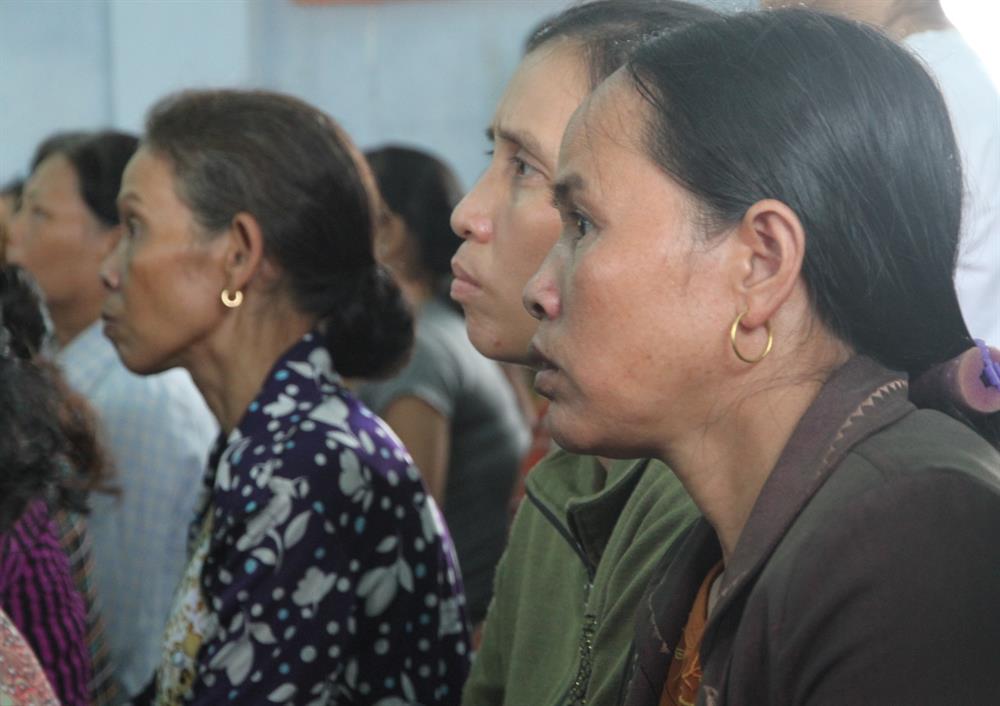Người dân nói rằng không hay biết gì về quan trắc môi trường hay xử lý đạt cột A, cột B, mà chỉ lo ngại nước thải sẽ ảnh hưởng đến cuộc sống. Ảnh: Hưng Thơ.
