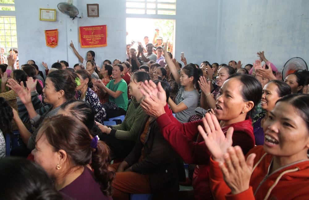 Sau mỗi ý kiến không đồng ý việc xả thải, người dân vỗ tay bày tỏ sự đồng ý. Ảnh: Hưng Thơ.