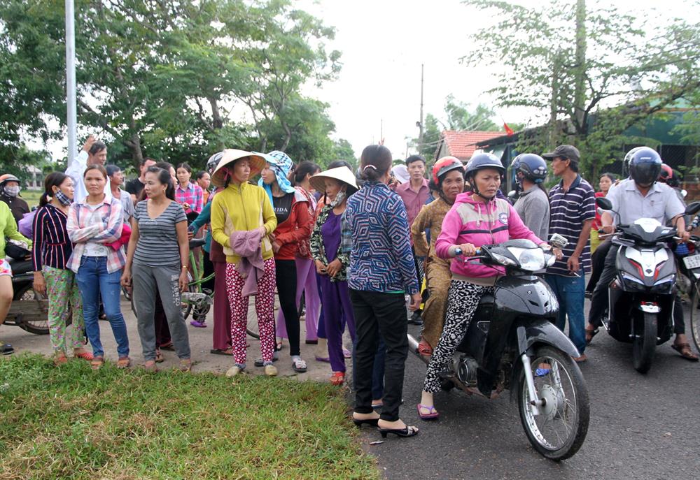 Sau buổi đối thoại, người dân lôi băng rôn phản đối cty dệt nhuộm xả thải đã chuẩn bị sẵn từ trước và đứng trước cổng hợp tác xã để phản đối. Ảnh: Hưng Thơ.