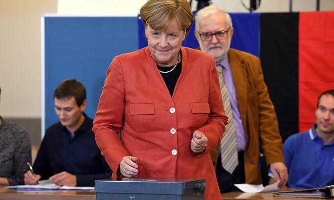 Bà Merkel bỏ phiếu hôm 24/9. Ảnh: Getty.