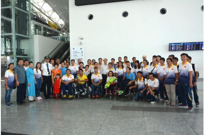 Đại diện VNA tại các đầu sân bay đã kịp thời động viên và chúc đoàn đạt nhiều thành tích cao (ảnh chụp tại đầu cầu HAN)