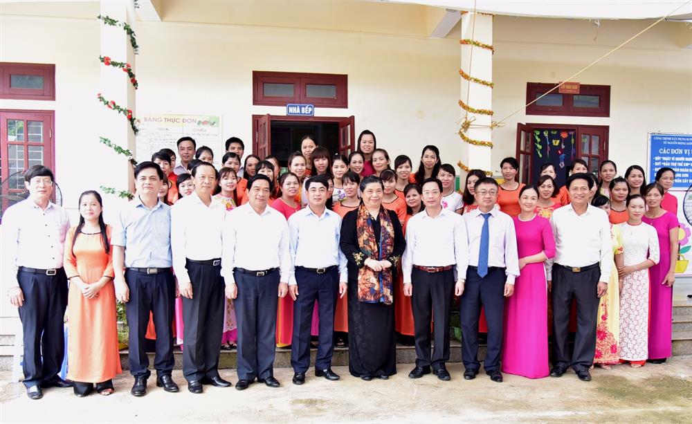 Phó Chủ tịch thường trực Quốc hội Tòng Thị Phóng cùng Chủ tịch HĐQT Vietcombank Nghiêm Xuân Thành (hàng đầu thứ 6 từ trái sang) và Giám đốc Vietcombank Lạng Sơn Lê Hồng Tâm (hàng đầu, thứ 3 từ phải sang) chụp ảnh lưu niệm với các đại biểu và thày trò trường mầm non tại xã Trấn Yên;