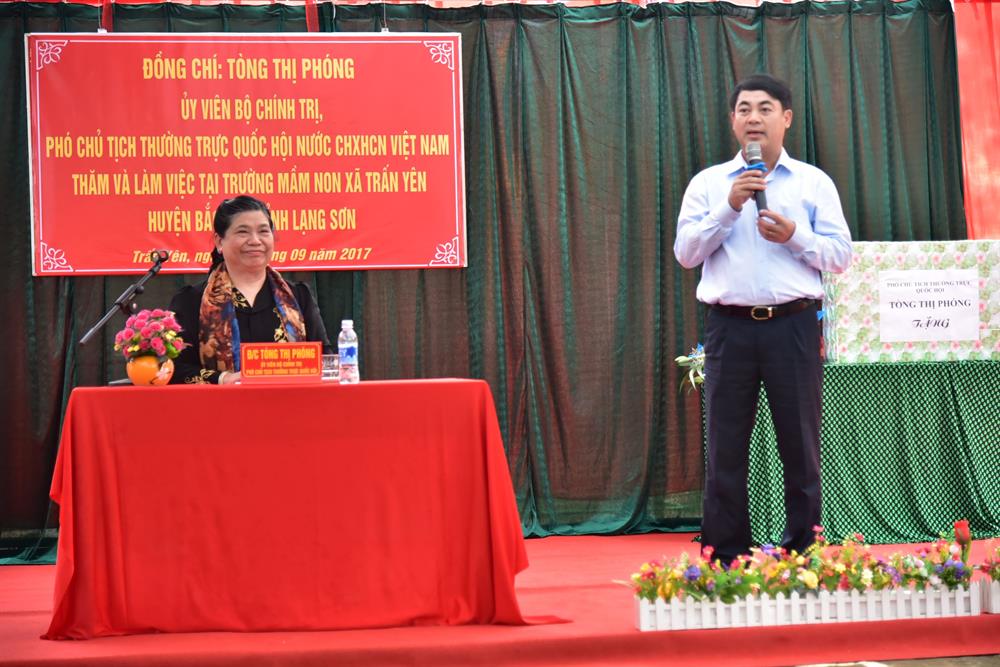 Đồng chí Nghiêm Xuân Thành - Ủy viên BCH Đảng bộ khối DNTW, Bí thư Đảng ủy, Chủ tịch HĐQT Vietcombank phát biểu, chia sẻ với thày trò trường mầm non tại xã Trấn Yên;