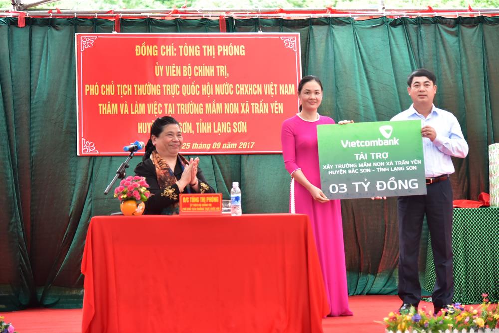 Đồng chí Nghiêm Xuân Thành - Ủy viên BCH Đảng bộ khối DNTW, Bí thư Đảng ủy, Chủ tịch HĐQT Vietcombank trao biển tượng trưng số tiền 3 tỷ đồng do Vietcombank tài trợ cho cô giáo hiệu trưởng trường mầm non tại xã Trấn Yên, trước sự chứng kiến của Phó Chủ tịch thường trực Quốc hội Tòng Thị Phóng;