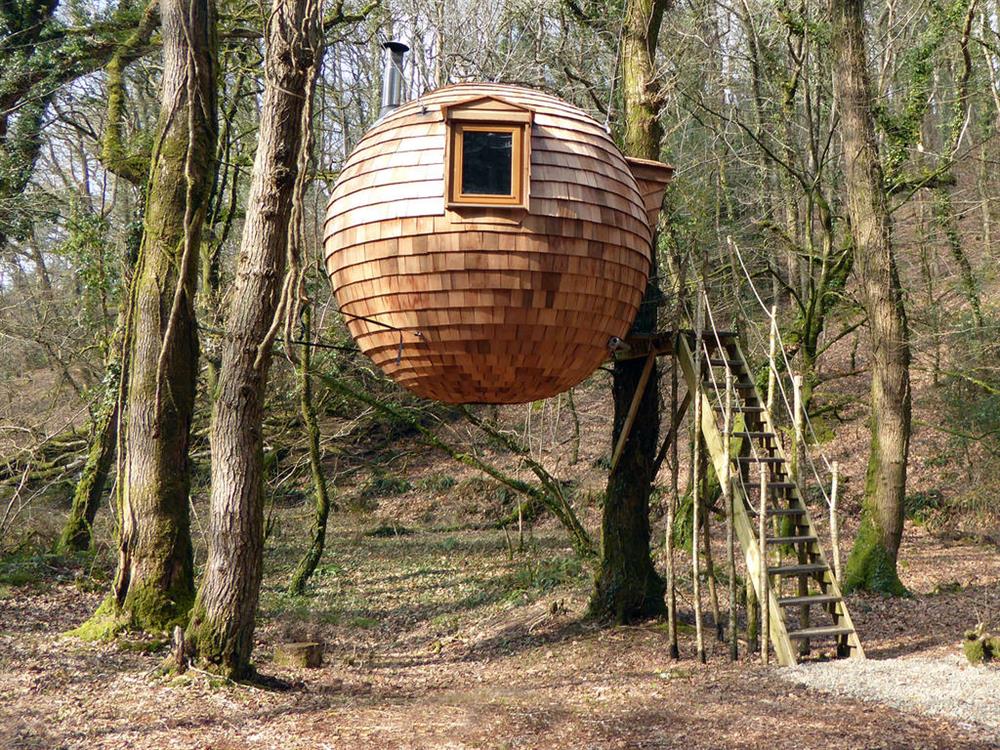 Lost Meadow Treepod, Vương Quốc Anh được treo lơ lửng giữa hai thân cây, có chiều cao ba mét so với mặt đất và được lên xuống bằng thang dây. Trên đỉnh mỗi ngôi nhà, có cửa sổ lớn để ngắm nhìn bầu trời.