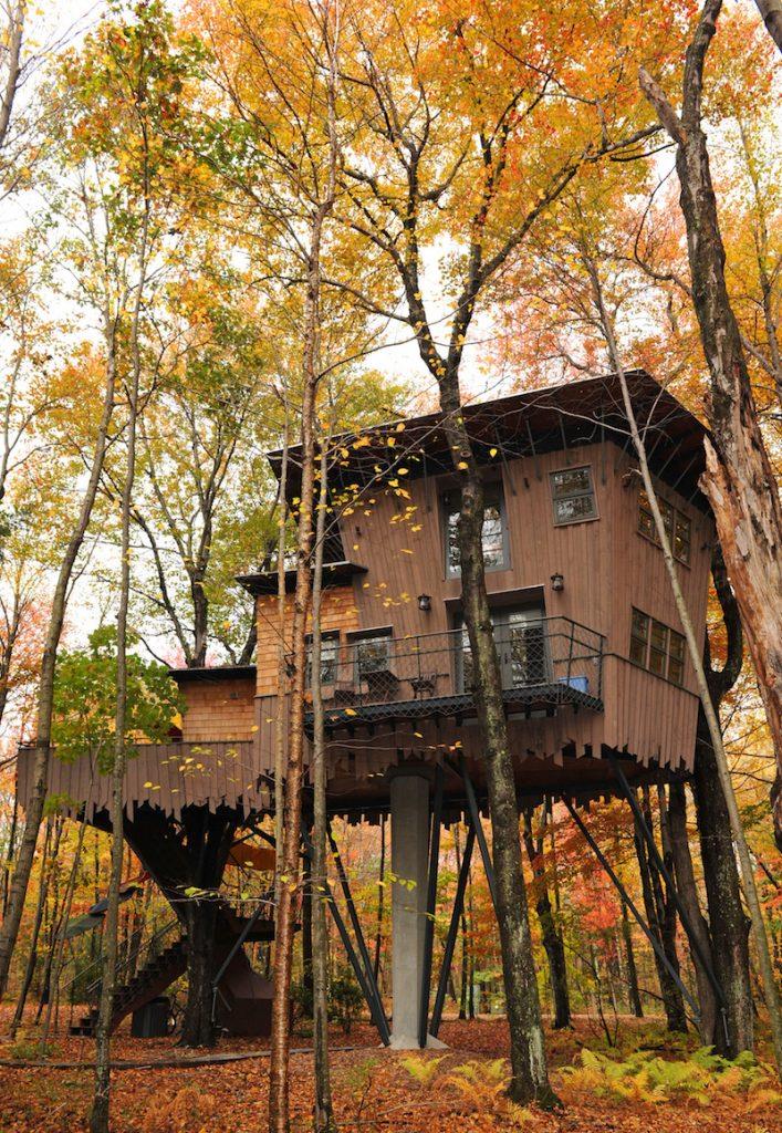 Ngôi nhà trên cây The Treehouse tại Winvian Farm, Mỹ là nơi ẩn náu bí mật tuyệt vời cao hơn 11 mét so với mặt đất. Bên trong ngôi nhà là cấu trúc hai tầng có một giường cỡ lớn, lò sưởi, vòi sen và thậm chí cả bể sục.