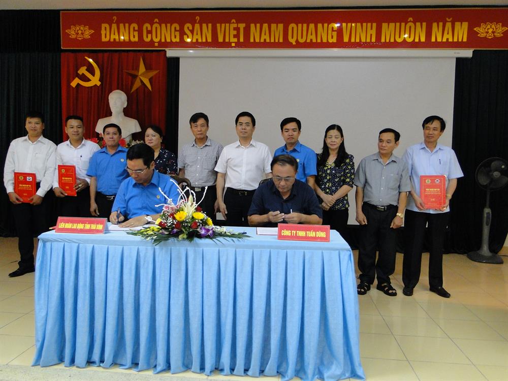 Đại diện LĐLĐ tỉnh và DN ký cam kết bán hàng trợ giá cho đoàn viên. Ảnh: B.M
