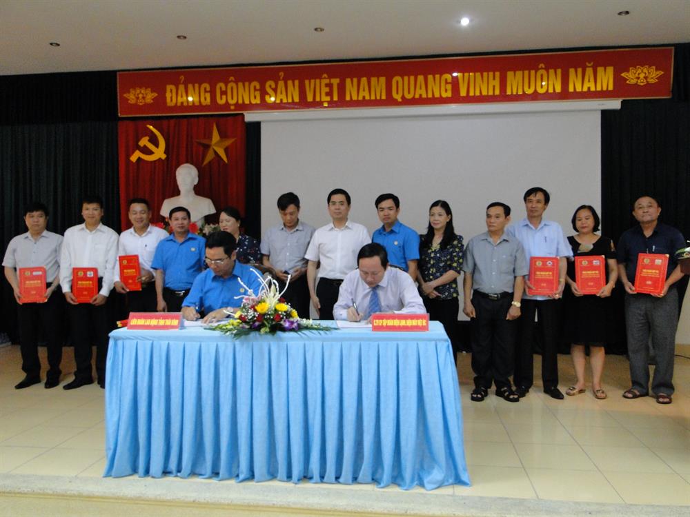 Doanh nghiệp ký cam kết bán hàng trợ giá cho đoàn viên. Ảnh: B.M