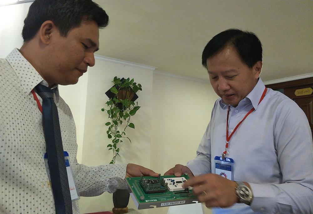 Chuyên gia nước ngoài (phải) giới thiệu các giải pháp cảm biến kết nối internet vạn vật (ảnh: PK).
