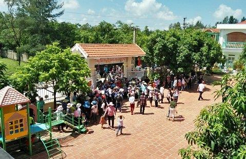 Rất đông phụ huynh tập trung ở sân trường.