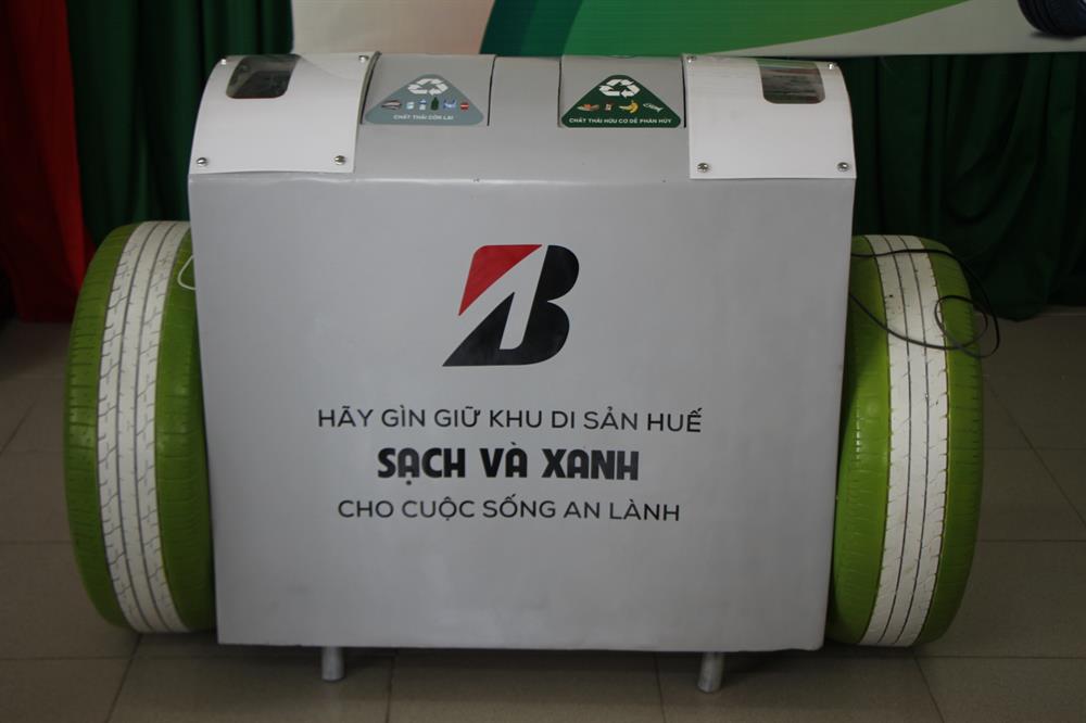 Sau khi tiếp nhận, các thùng rác này sẽ được đặt ở khu vực Đại Nội Huế, và một số vị trí phù hợp ở các tuyến đường trong TP.Huế để phục vụ cho cộng đồng và khách du lịch. Ảnh: NĐT