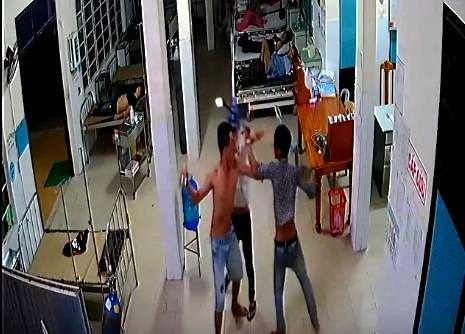 Cuộc ẩu đả kéo dài khiến cả Khoa Khám - cấp cứu một phen khiếp sợ. Ảnh cắt từ clip.