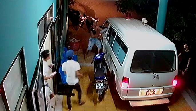 Tài xế xe cứu thương vừa đi tới cũng bị lôi đánh từ trong cabin. Ảnh cắt từ clip.