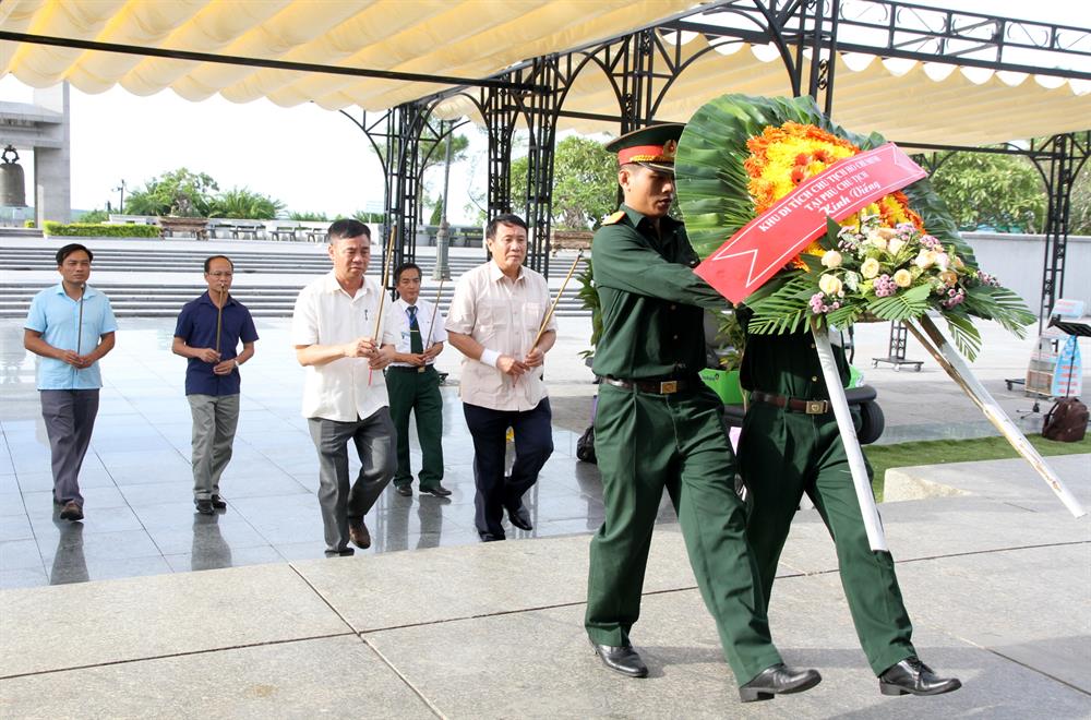 Đoàn lãnh đạo dâng hương tại NTLS Quốc gia Đường 9. Ảnh: Hưng Thơ.