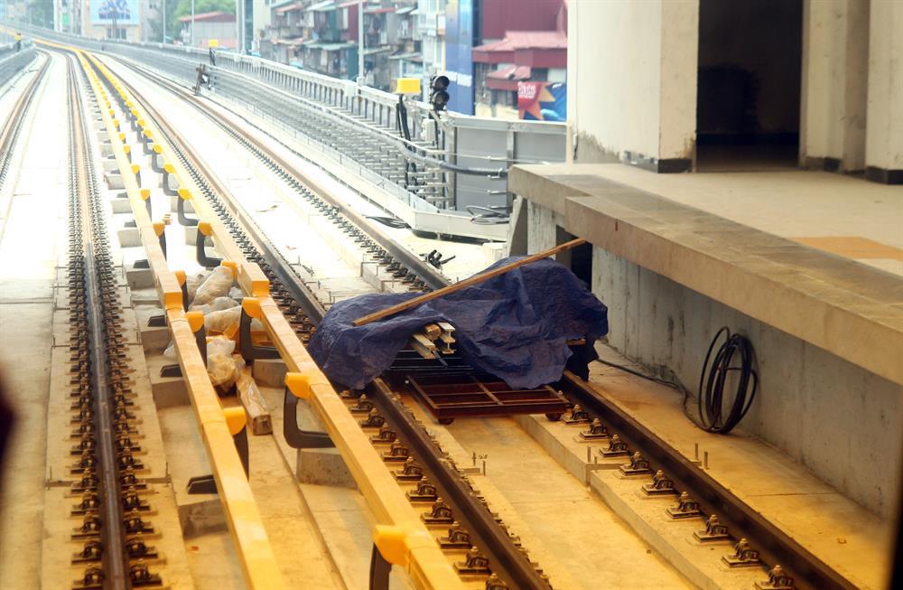 Trên đường ray, vật liệu vẫn ngổn ngang.