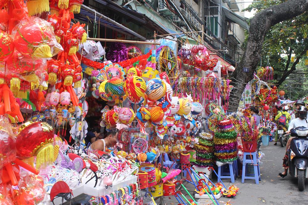 Các mặt hàng đồ chơi trẻ em phong phú, đa đạng về màu sắc, chủng loại như trống, mặt nạ, đèn lồng, đèn ông sao, đầu chú tễu, đầu sư tử, trống cơm…