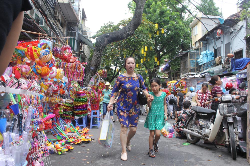 Nhiều phụ huynh cho biết, xu hướng chọn đồ chơi trung thu cho trẻ nhỏ những năm gần đây là đồ chơi truyền thống, vì chúng mang tính nhân văn và gần gũi. Nhiều phụ huynh từ chối, e ngại đồ chơi bạo lực và không rõ nguồn gốc, xuất xư.