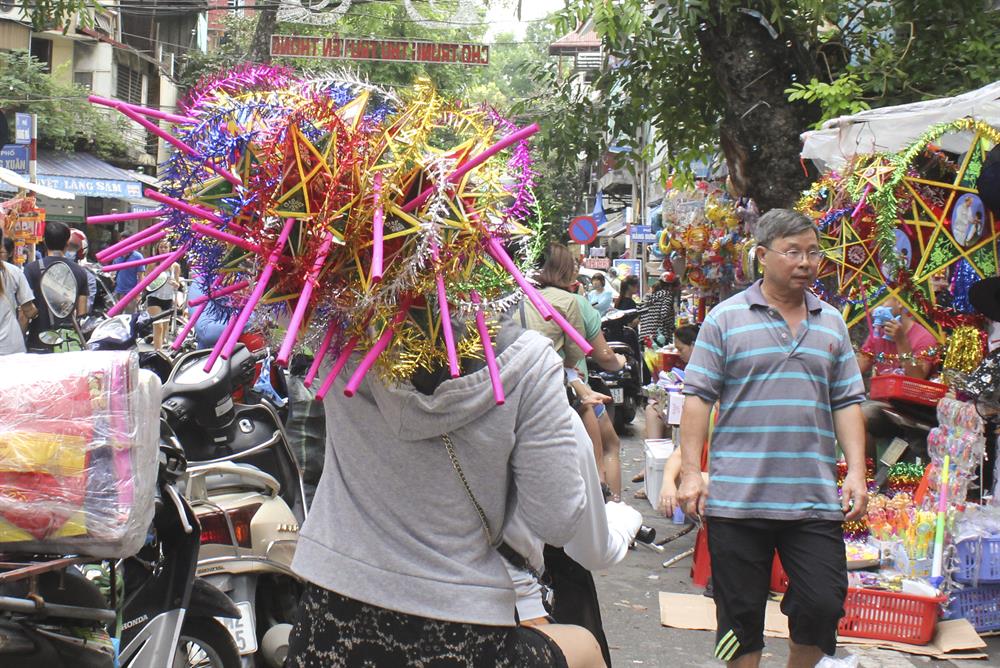 Nắm bắt được xu hướng lựa chọn đồ chơi trẻ em, chủ cửa hàng bày bán rất nhiều loại mặt hàng đồ chơi truyền thống. Hơn nữa, đồ chơi Việt khá gần gũi với các em, nhiều đồ chơi được làm thủ công, nhỏ nhẹ, đa dạng và giá cả “bình dân” nên được nhiều người quan tâm.