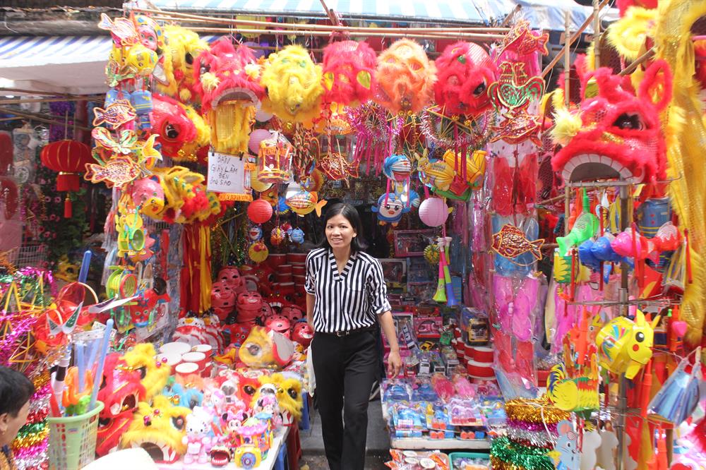 Những đồ chơi truyền thống này được bày bán rất nhiều, thay thế nhiều đồ chơi ngoại như trước đây.