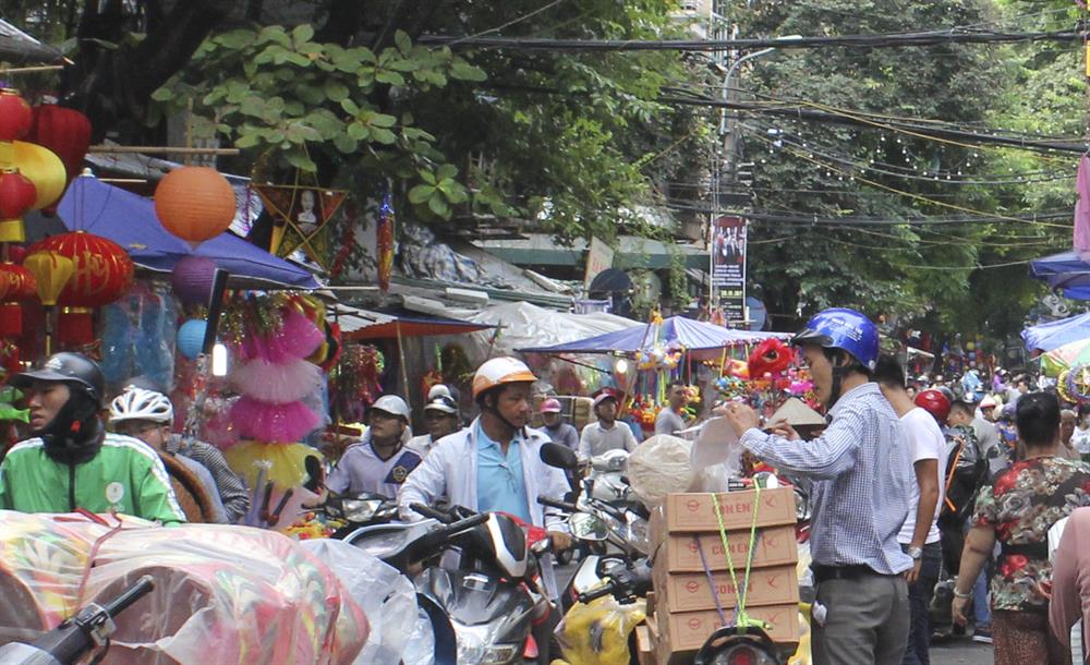 Những ngày Tết Trung thu cận kề, không khí náo nhiệt, rộn ràng tại phố Hàng Mã.
