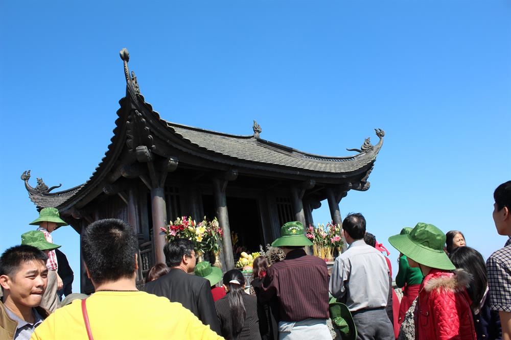 7. Chùa Đồng – nằm trên đỉnh Yên Tử, ở vị trí nhỏ hẹp, xung quanh là vực sâu – sẽ quá tải và không an toàn cho du khách nếu không điều phối được lượng khách ồ ạt cùng lên từ hai phía. Ảnh: Nguyễn Hùng