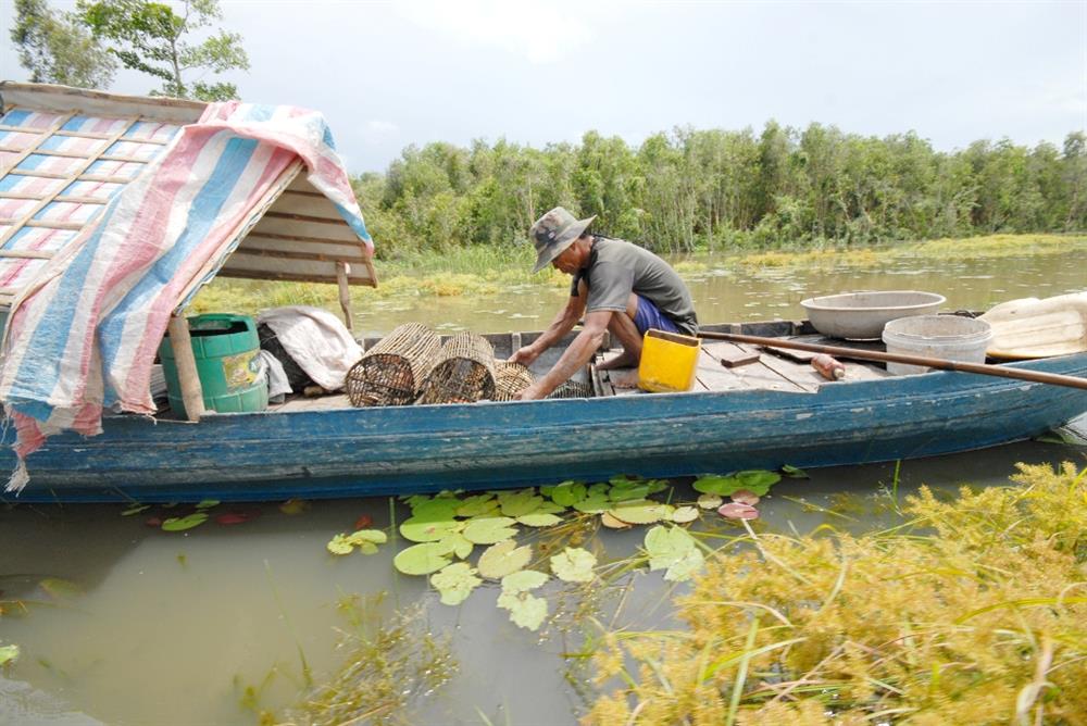 Lão nông Lê Văn Nhứt - ngụ huyện An Phú, An Giang - chuẩn bị những cái lộp để đánh bắt cua.