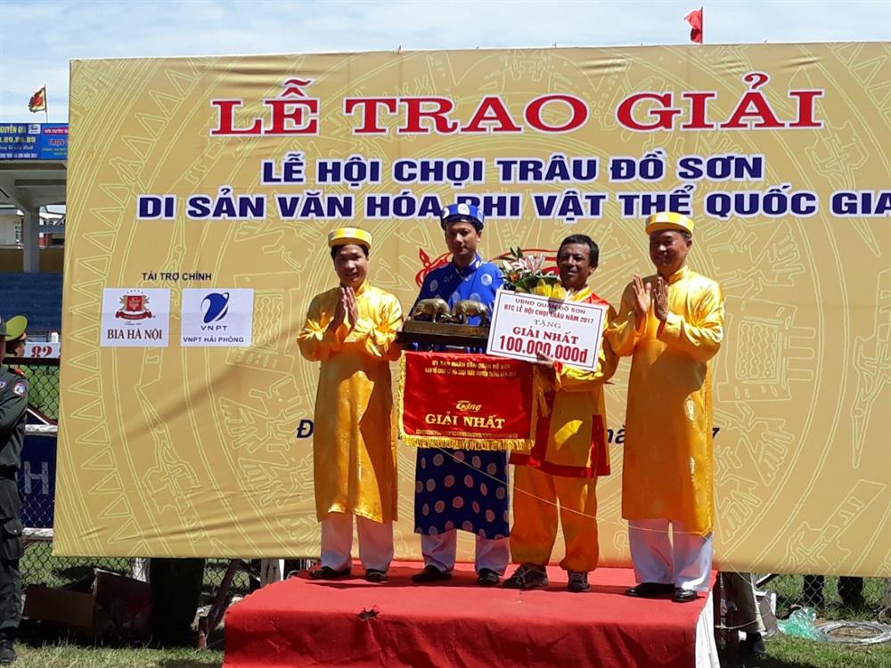 Sau 12 năm chờ đợi cuối cùng ông Lưu Đình Tới cũng có trâu vô địch - Ảnh TN