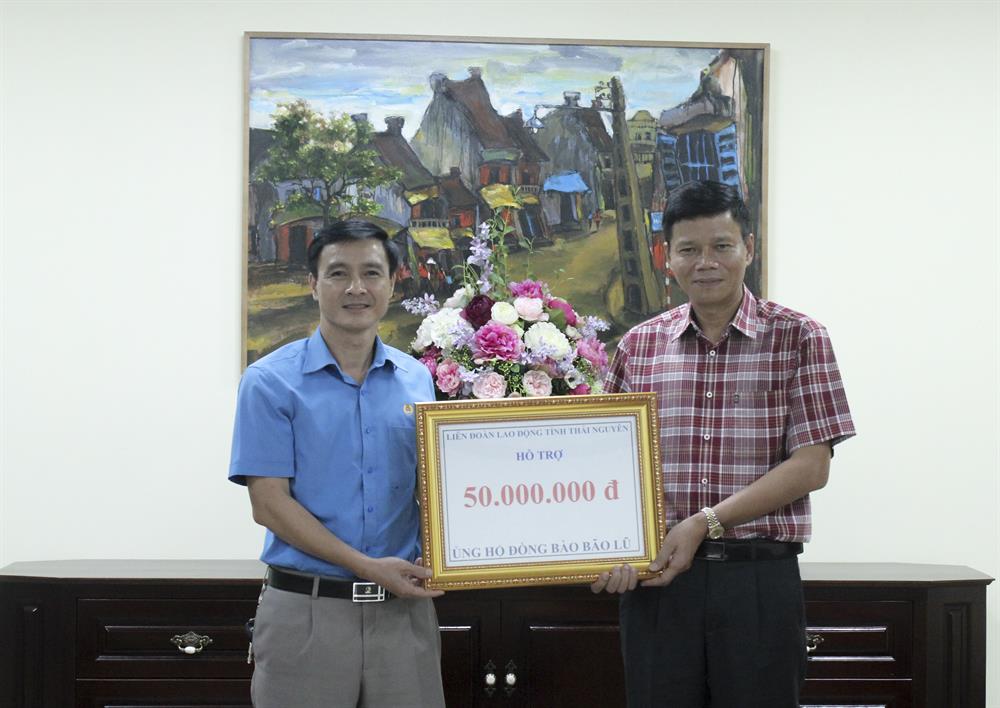 LĐLĐ tỉnh Thái Nguyên trao tiền ủng hộ đồng bào bị thiệt hại do bão lũ. Ảnh T.V