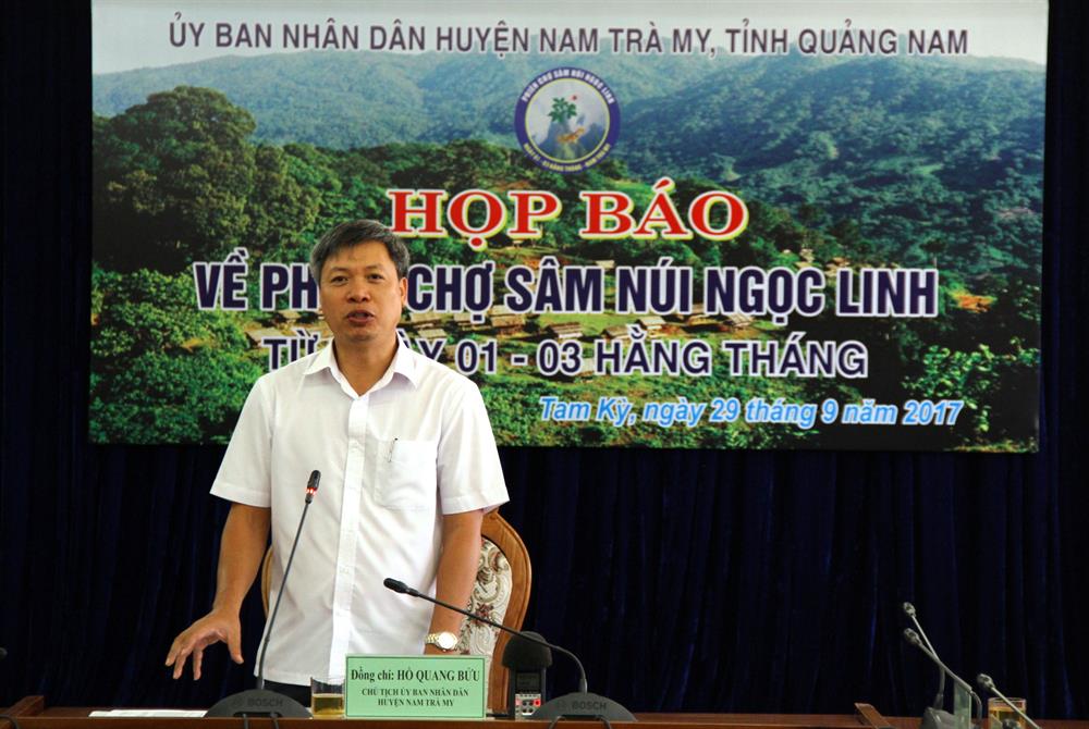 Ông Hồ Quang Bửu, Chủ tịch UBND huyện Nam Trà My khẳng định 100% sâm bày bán ở phiên chợ sâm là sâm thật. Ảnh: LP