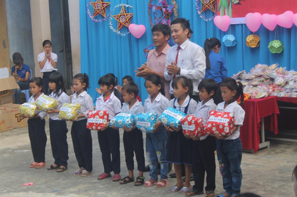 Phần quà tuy nhỏ, nhưng phần nào động viên các em nỗ lực học tập. Ảnh: PV