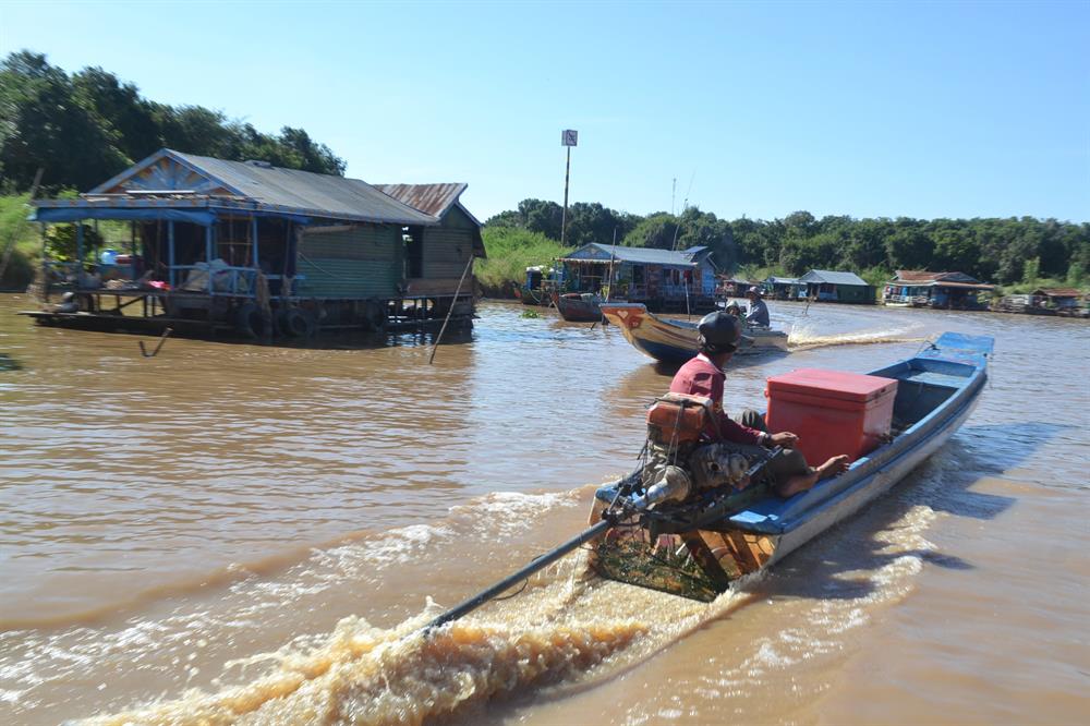 Việc đi lại của người dân ở đây chủ yếu là ghe, xuồng...