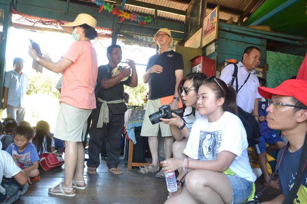 Tuy nhiên, vì để có nguồn kinh phí duy trì việc dạy học, lớp học ở đây đành chấp nhận cho du khách đến thăm viếng nên không khí học tập nhiều lúc bị gián đoạn