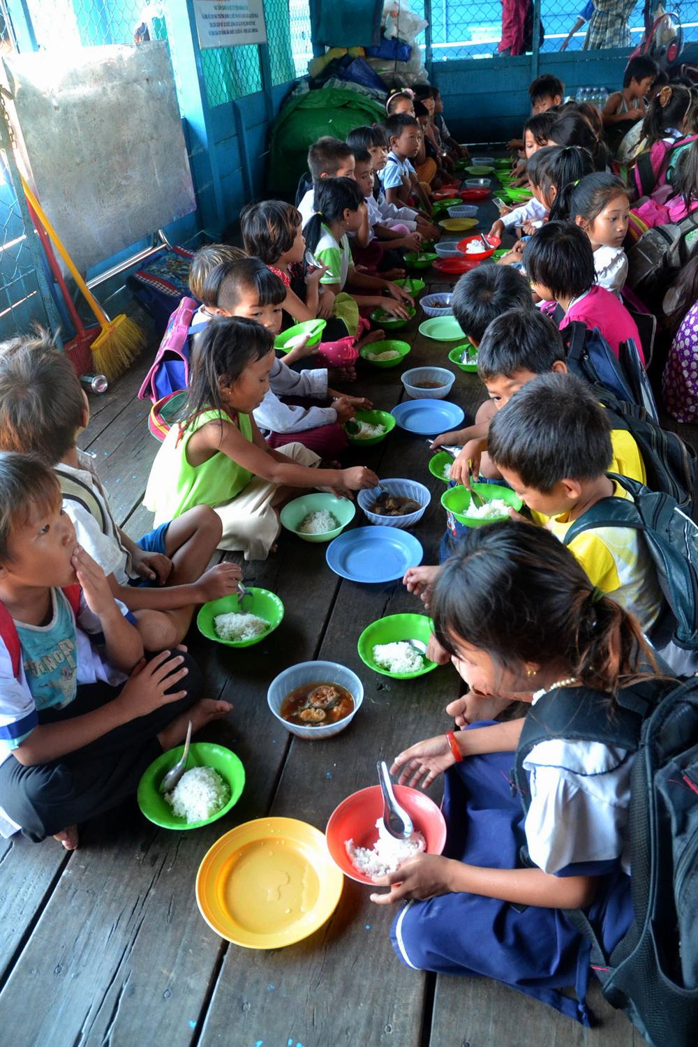 Tuy nhiên do nhiều nguyên nhân, bữa ăn miễn phí ở đây rất đạm bạc.