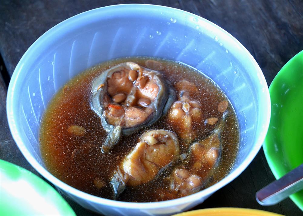 Không canh, không rau, khẩu phần trong bữa ăn của nhóm 4 học sinh chỉ có như vầy.