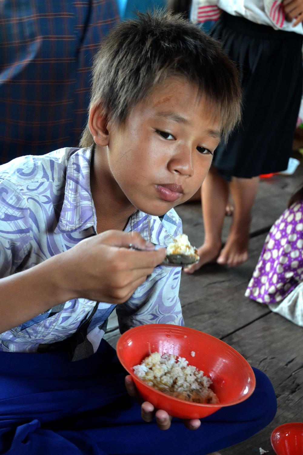 “Cận cảnh” bát cơm chan nước cá kho của học sinh