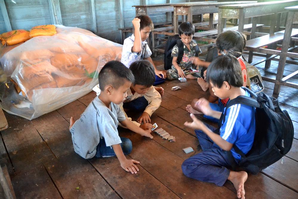 Giờ ra chơi, các em chỉ có lựa chọn duy nhất: Vui đùa ngay trong lớp, vì xung quanh toàn là sóng nước.