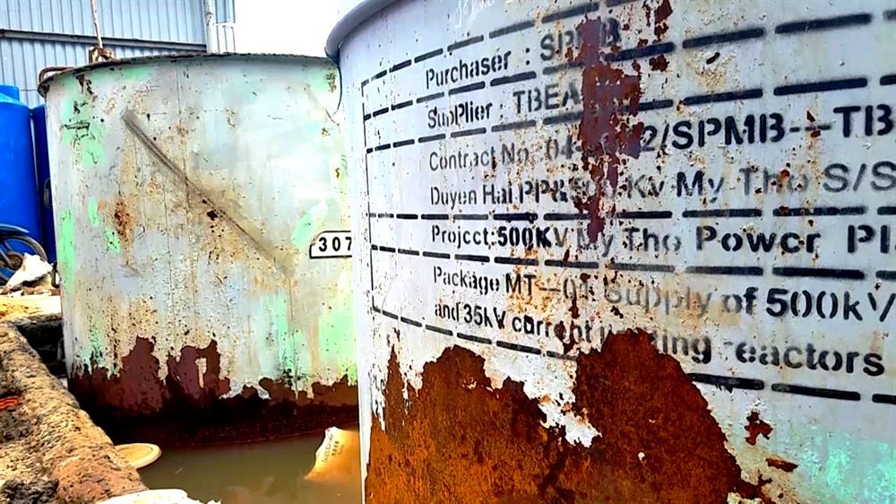 Các thùng lớn đã bị hoen rỉ trong nhà kho. Ảnh: Lê Phi Long