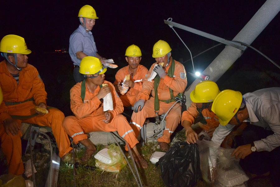 Vừa tranh thủnghỉngơi, vừa trao đổi công việc với mong muốn cấp điện trởlại cho nhân dân được nhanh nhất.