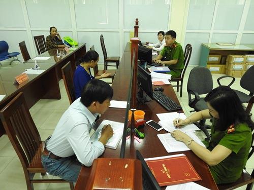 Công dân đến làm thẻ CCCD tại Công an tỉnh Quảng Ninh. Ảnh: Minh Cương.