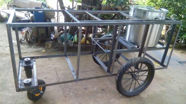 Chiếc xe hàng tự chế anh làm để chuẩn bị kinh doanh gà nướng.