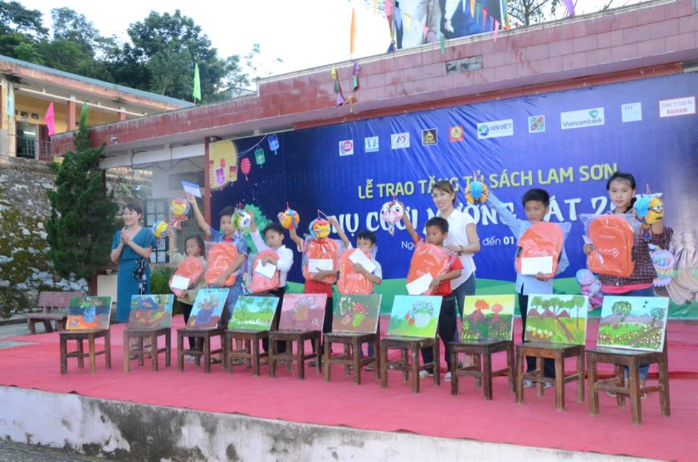 Mặc dù lần đầu tiên được thử nghiệm vẽ trên vải, nhưng đã có nhiều tác phẩm rất xuất sắc được thể hiện bằng tình yêu quê hương. Ảnh: HH