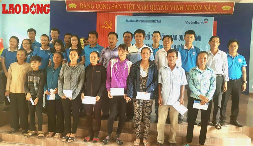 Các phần quà được trao tận tay người dân xã biển Đức Trạch. Ảnh: Lê Phi Long
