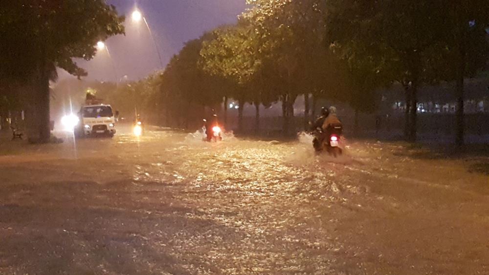 Đường Hoàng Sa đoạn gần giao lộ với Nguyễn Đình Chiểu (quận 1) lênh láng nước. Ảnh: Trường Sơn