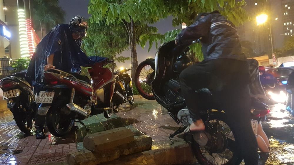 Bị dính ngập sâu, hàng chục xe bị chết máy trên đường Nguyễn Hữu Cảnh trước khi “siêu máy bơm” được khỏi động. Ảnh: Trường Sơn