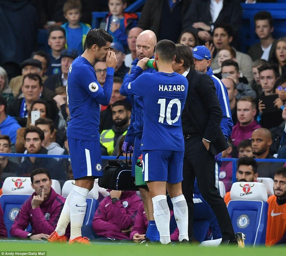 Morata (áo xanh bên trái) sớm rời sân ở phút thứ 35. Ảnh: Daily Mail.