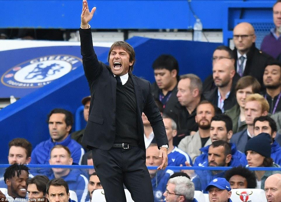 HLV Conte vẫn giữ phong cách chỉ đạo đầy nhiệt huyết như thường lệ. Ảnh: Daily Mail.