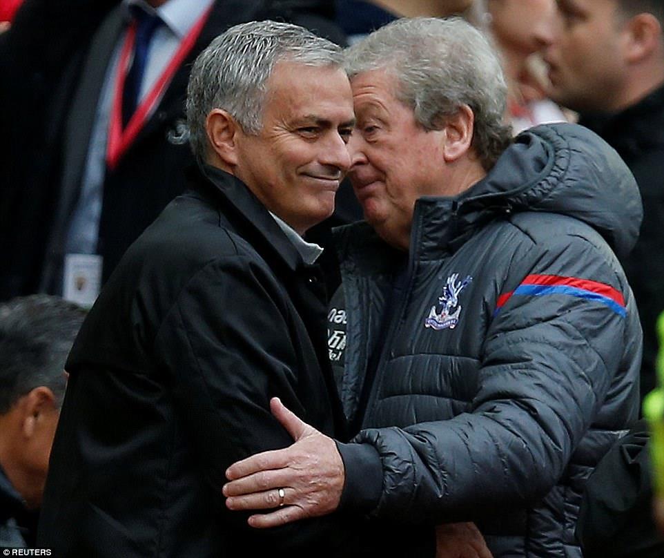 Số phận của HLV Mourinho (trái) và HLV Roy Hodgons (phải) hiện thật trái ngược. Ảnh: Getty Images.