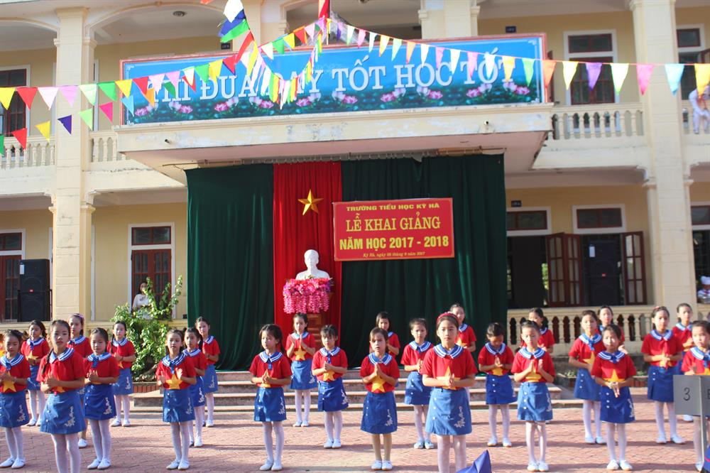 Một tiết mục văn nghệ tại lễ khai giảng ở Trường Tiểu học Kỳ Hà. Ảnh: Trần Tuấn