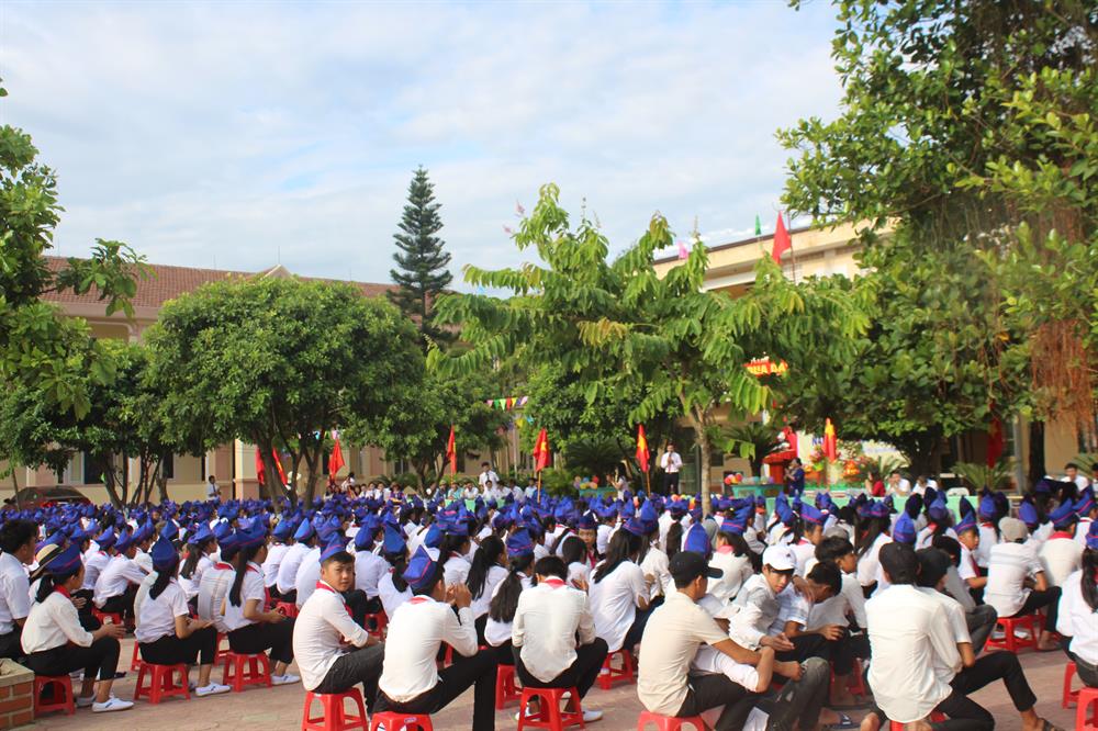 Đông đủ học sinh Trường THCS Hà Hải dự lễ khai giảng năm học mới 2017 - 2018. Ảnh: Trần Tuấn